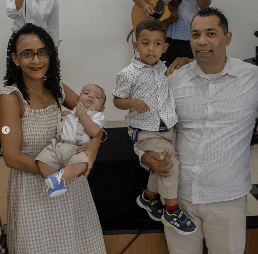 Pastor Dheublys Rodrigues com a esposa e os dois filhos